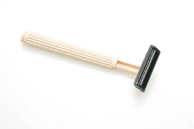 damat beyaz arkaplanda tıraş oluyor