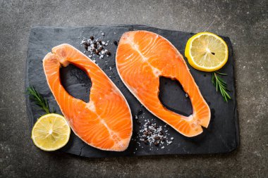 taze çiğ somon fileto biftek