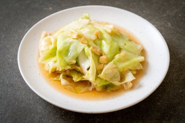 Balık soslu tavada kızartılmış lahana