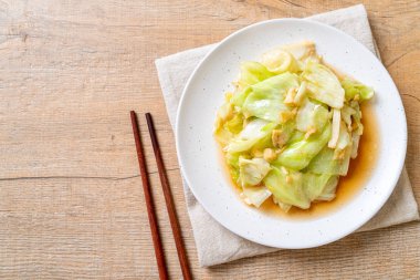 Balık soslu tavada kızartılmış lahana