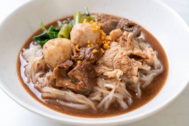 Demlenmiş Domuz eti ile pirinç şehriye çorbası