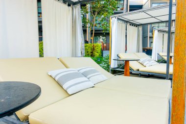 Otel re açık yüzme havuzu etrafında Şemsiye ve sandalye kanepe