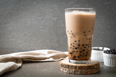 Kabarcıklar ile Tayvan süt çayı