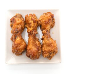 Beyaz arka planda kızarmış tavuk