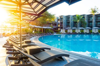 Şemsiye ve havuz yatağı otelin havuzunda.