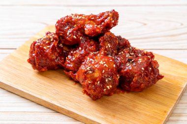 Baharatlı soslu kızarmış tavuk 