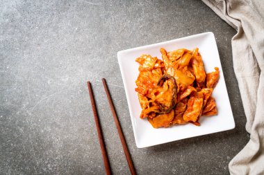 kimchi ile tavada kızartılmış domuz eti