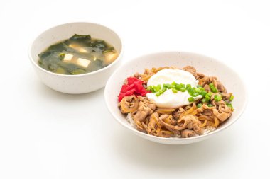 Yumurtalı domuz pirinci kasesi (Donburi) - Japon yemeği tarzı.