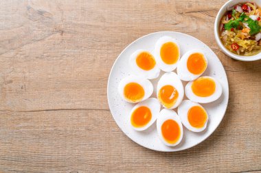 Yumuşak haşlanmış yumurta baharatlı salata 