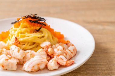 karidesler ve karides yumurtası ile spagetti kremsi