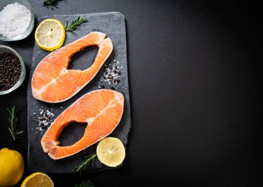 taze çiğ somon fileto biftek