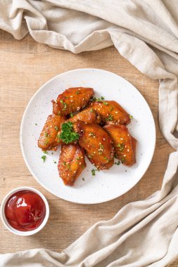 Barbekü tavuk kanatları beyaz susam ile