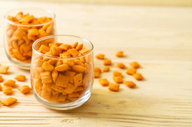 sarımsak bisküvi ekmek çubuğu