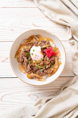 Biftek dilimlenmiş pirinç (Gyuu-Don) 