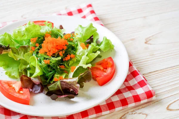 Salada de legumes com algas japonesas e ovos de camarão — Fotografia de Stock