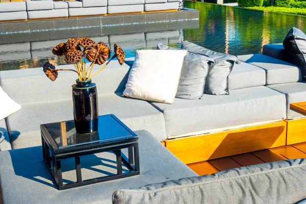 Almohadas con terraza exterior y sofá —  Fotos de Stock