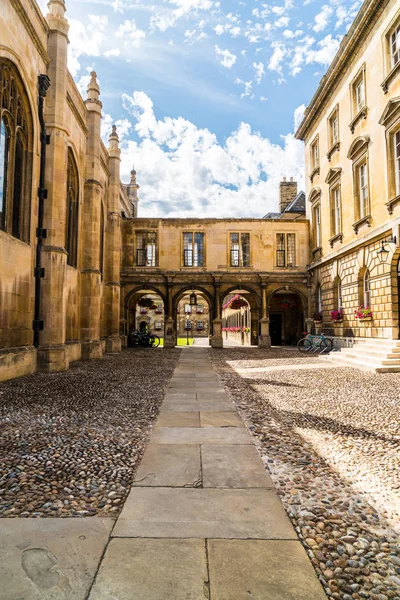 Entrada de Peterhouse, un colegio de la Universidad de Cambridge, Engla — Foto de Stock