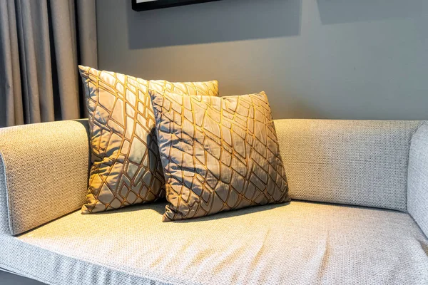 Hermoso y cómodo almohadas decoración sofá — Foto de Stock