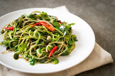 Istiridye sosu ile Kızarmış ayçiçeği Sprout