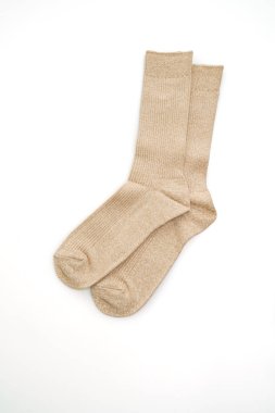 beyaz zemin üzerinde kahverengi çorap