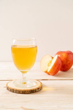 Kırmızı elma meyvesi ile elma suyu