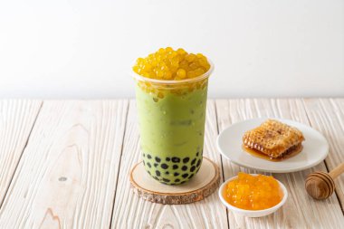 kabarcık ve bal kabarcıkları ile yeşil çay latte