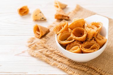 Çıtır hindistan cevizi rulosu - Asya atıştırması