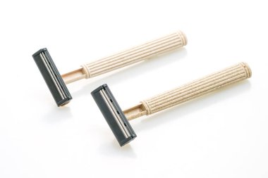 damat beyaz arkaplanda tıraş oluyor