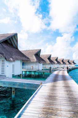 plaj ve deniz ile tropikal Maldivler tatil otel ve ada