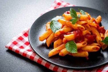 Domates soslu makarna. 