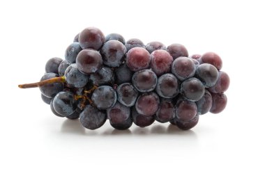 beyaz arka planda taze siyah üzüm