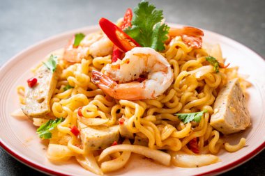 Baharatlı hazır erişte salatası ve karides.