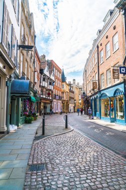Cambridge, İngiltere - Ağu 28 2019: Cambridge Old Trinity sokak, İngiltere