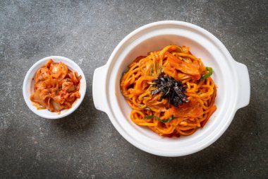 Kore baharatlı soslu ve sebzeli kızarmış erişte.