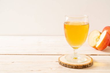 Kırmızı elma meyvesi ile elma suyu