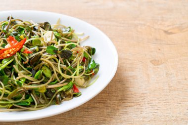 Istiridye sosu ile Kızarmış ayçiçeği Sprout