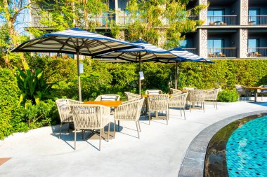 Otel re açık yüzme havuzu etrafında Şemsiye ve sandalye kanepe