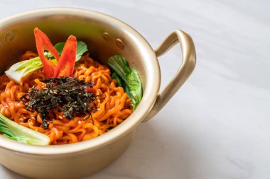 sebze ve kimchi Koreli anlık erişte