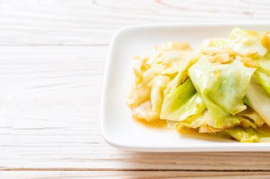 Balık soslu tavada kızartılmış lahana