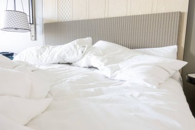 Yatağında battaniyesi olmayan beyaz yastık.