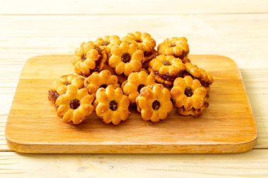 ananas reçeli ile çiçek bisküvi