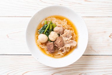 Pişmiş domuz etli erişte kasesi.