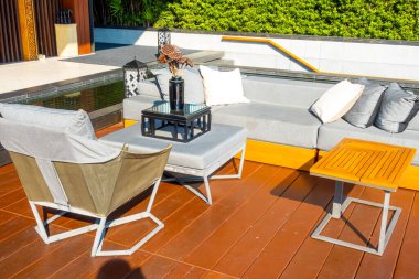 Açık teras ve kanepeli yastıklar.