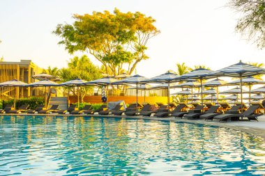 Şemsiye ve havuz yatağı otelin havuzunda.