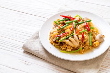 Tavada kızartılmış kalamar ve ahtapot tuzlu yumurta ile