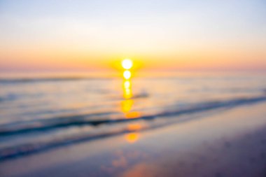 Alacakaranlık gökyüzü ve deniz plajı ile soyut bulanık gün doğumu veya gün batımı