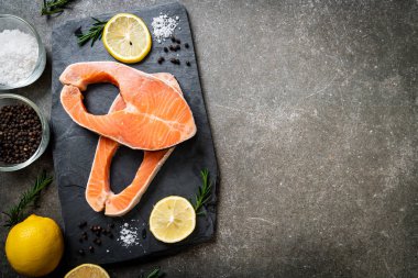 taze çiğ somon fileto biftek