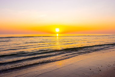 Alacakaranlık gökyüzü ve deniz plajı ile gün doğumu ya da gün batımı