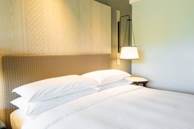 Yatağın üzerindeki beyaz yastıklar.