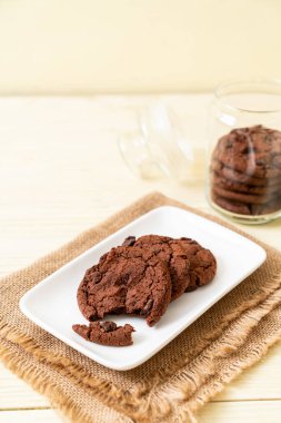 çikolata parçaları ile çikolatalı kurabiye 